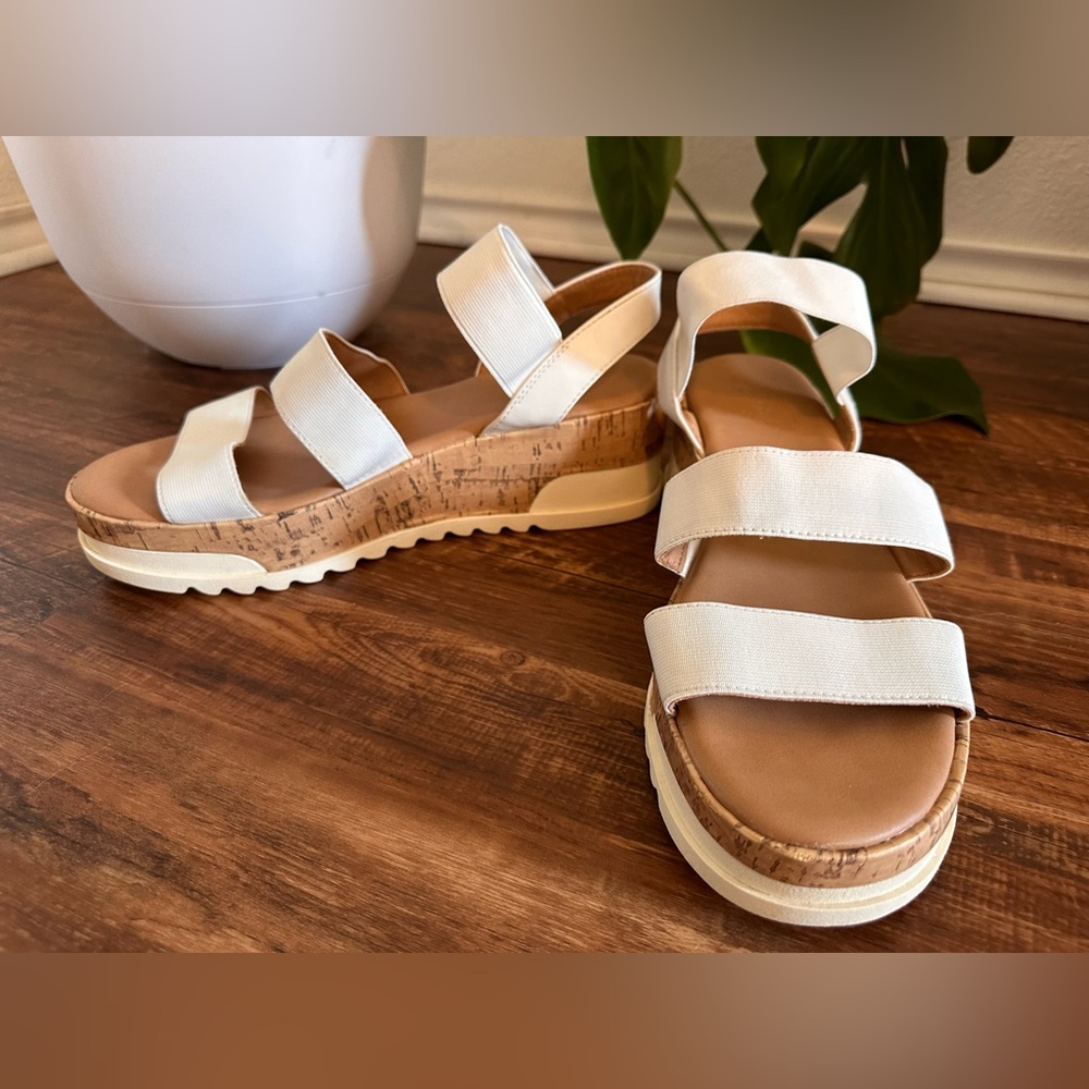 Universal Threads White Platform Sandals - Picture 4 of 7